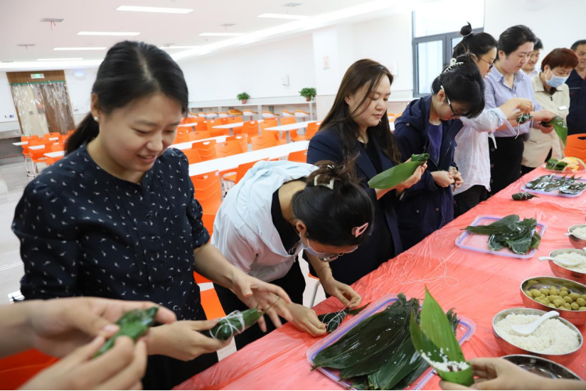 濃濃端午情 關(guān)愛暖人心——陜西直升機(jī)產(chǎn)業(yè)發(fā)展園開展端午節(jié)體驗、慰問系列活動